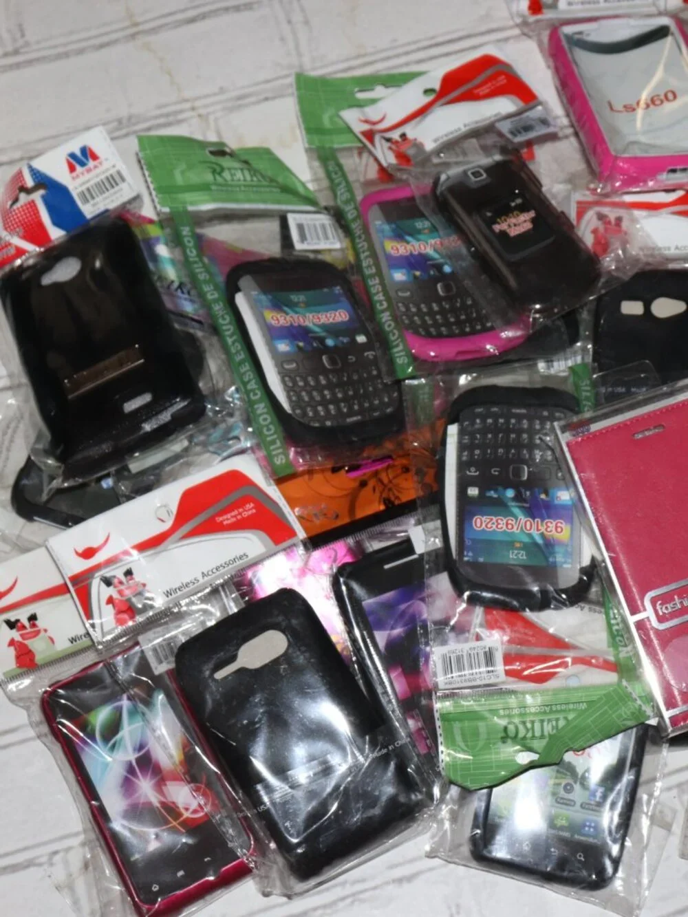 📦 Tech Mystery Box · 30 Mixed Phone Cases · New Old Stock